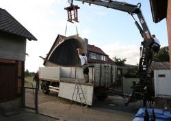 Verladen der beiden Kuppelhälften auf einen LKW